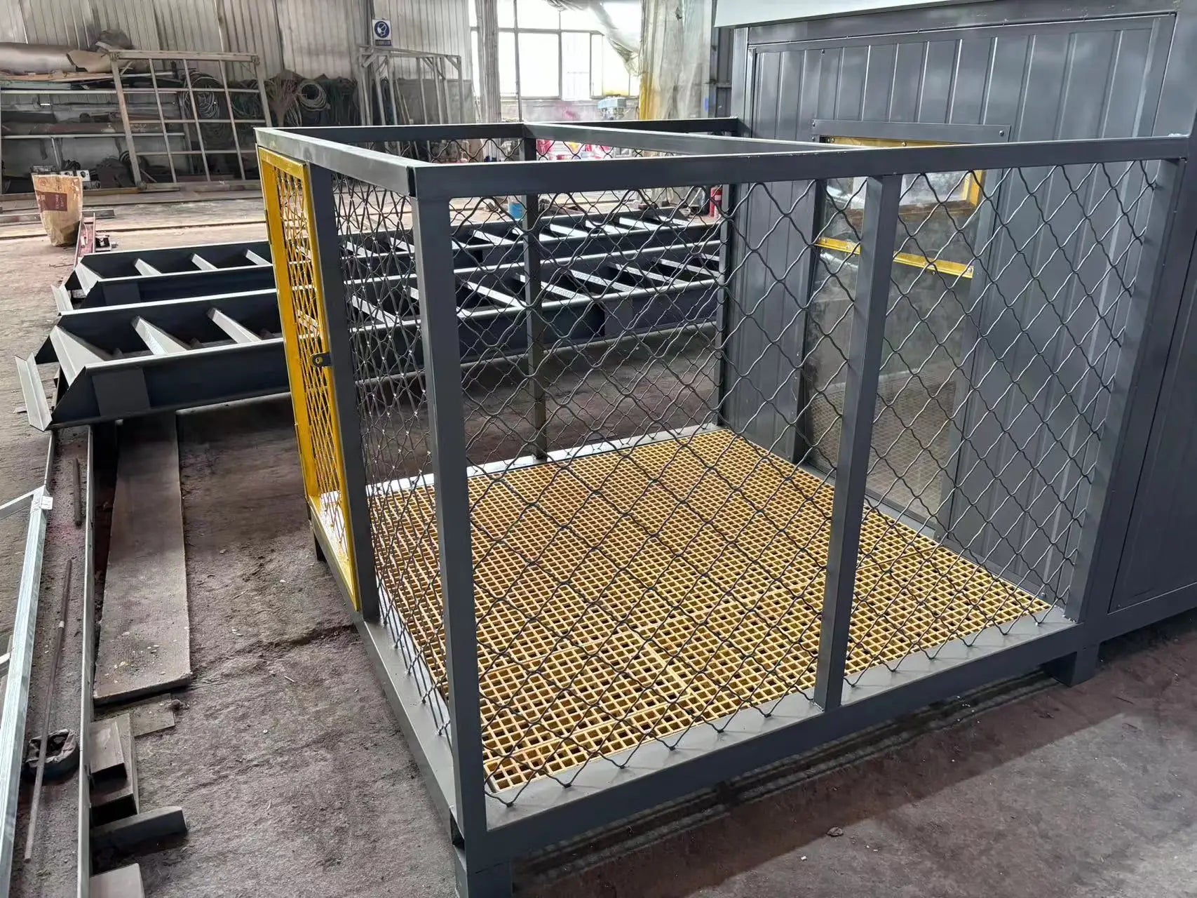 Insulated Medium Steel Dog House for Labrador & Samoyed